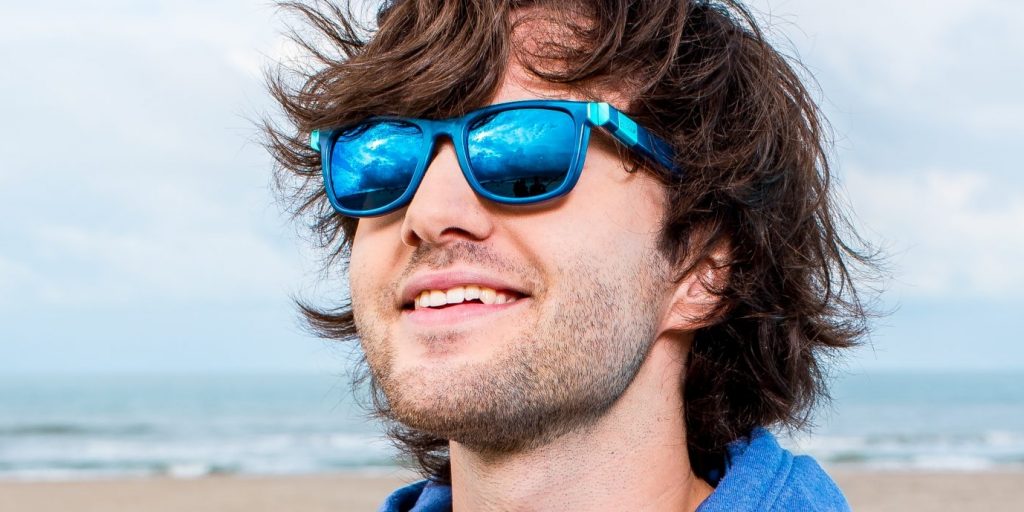 Boyan Slat met de eerste zonnebril van oceaanplastic.