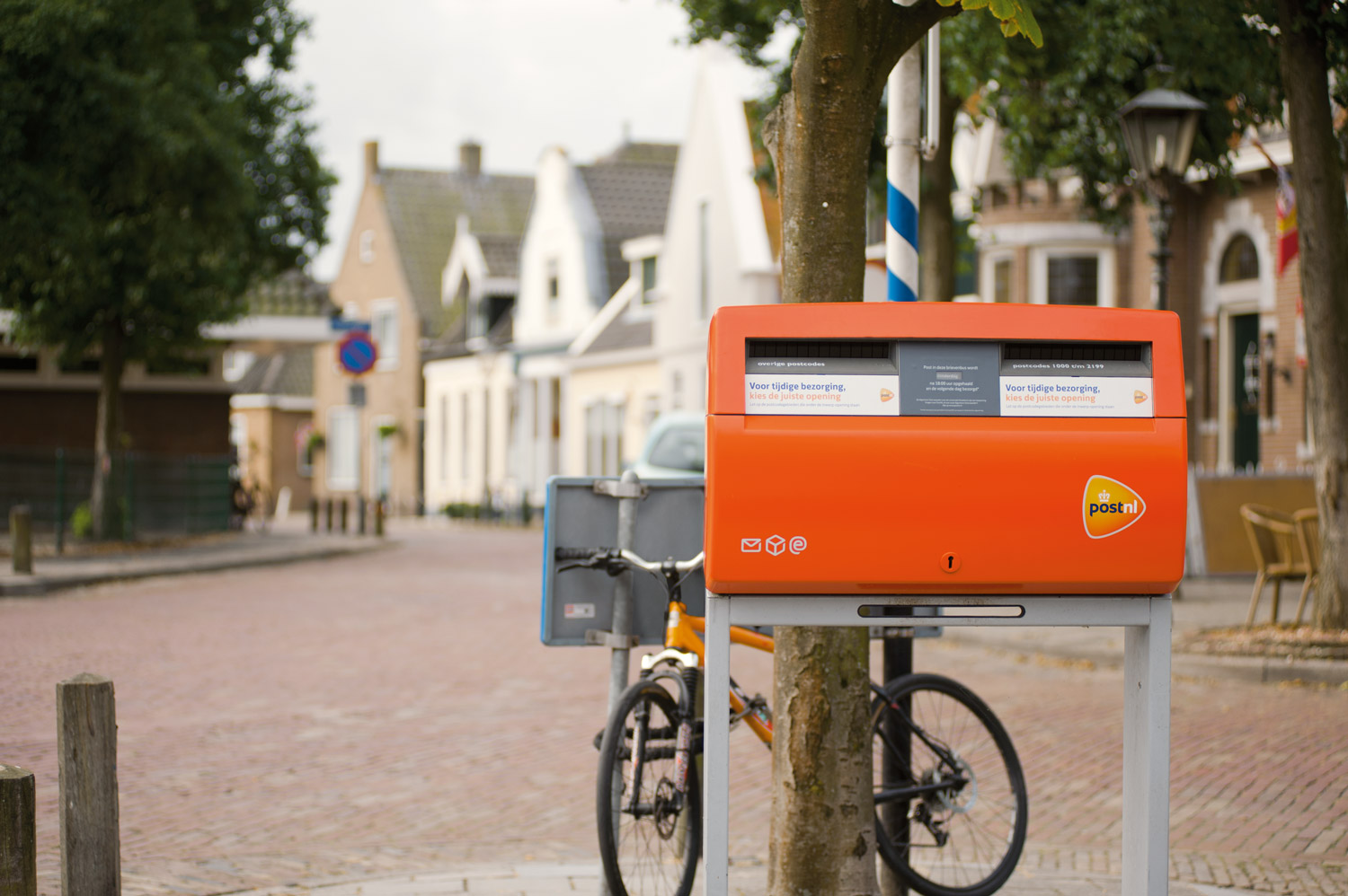 Een postzegel voor een brief binnen Nederland wordt volgend jaar 5 cent duurder. De prijs stijgt van 91 cent naar 96 cent.