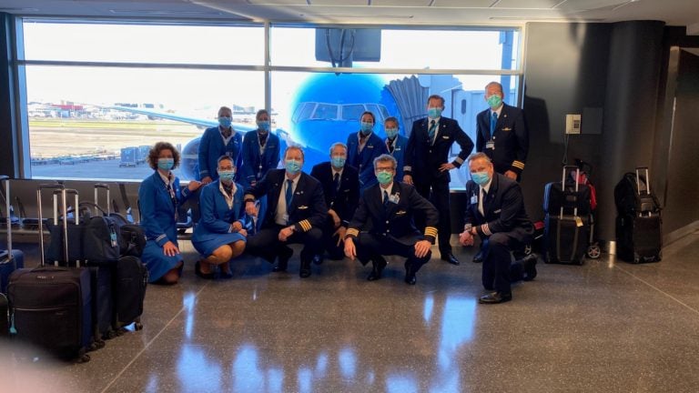 De piloten van KLM zijn akkoord gegaan met een loonoffer van 20 procent.