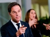 Premier Mark Rutte en gevarentolk Irma Sluis tijdens een persmoment over het coronavirus. Er werden geen nieuwe maatregelen aangekondigd, in plaats daarvan praatten Rutte en minister Hugo de Jonge (Volksgezondheid, Welzijn en Sport) de pers bij over de huidige situatie.