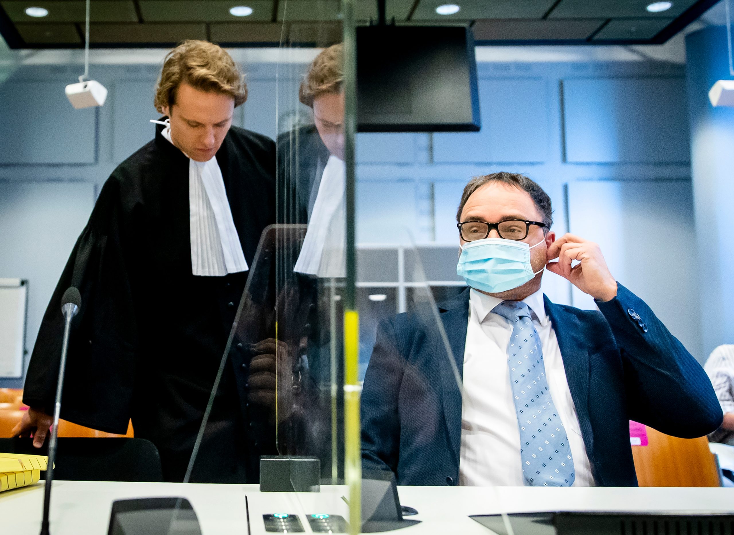Horecaondernemer Michael Meeuwisse (R) en advocaat Simon van Zijl in de rechtbank.