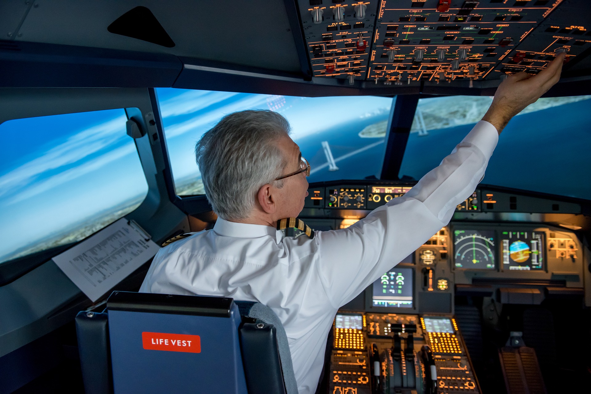 Piloten staan bekend om hun stressbestendigheid, discipline, zelfbewustzijn en vermogen om snel informatie te analyseren.