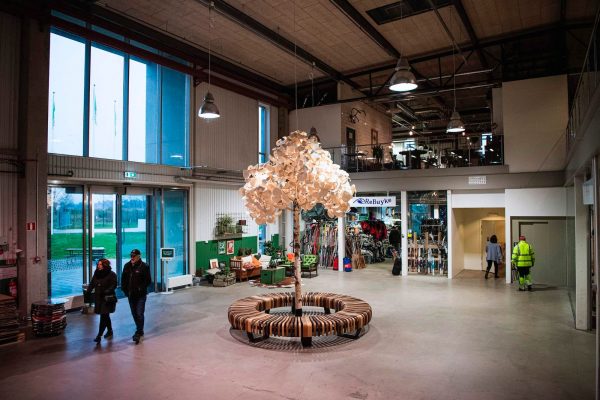 Een kijkje in de ReTuna Mall in Zweden, het eerste winkelcentrum met alleen gerecyclede spullen. Foto: Getty Images Een kijkje in de ReTuna Mall in Zweden, het eerste winkelcentrum met alleen gerecyclede spullen. Foto: Getty Images
