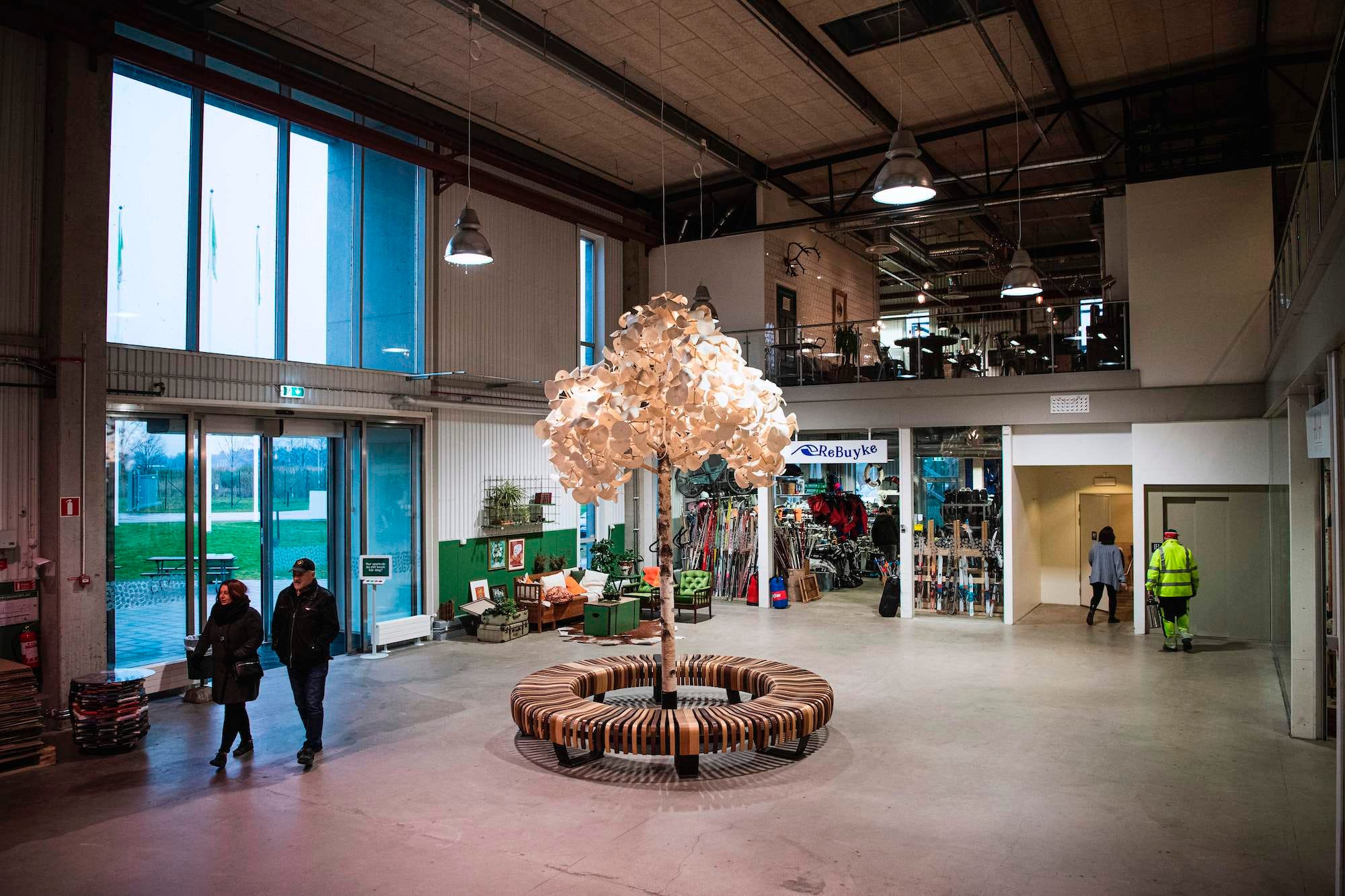 Een kijkje in de ReTuna Mall in Zweden, het eerste winkelcentrum met alleen gerecyclede spullen. Foto: Getty Images