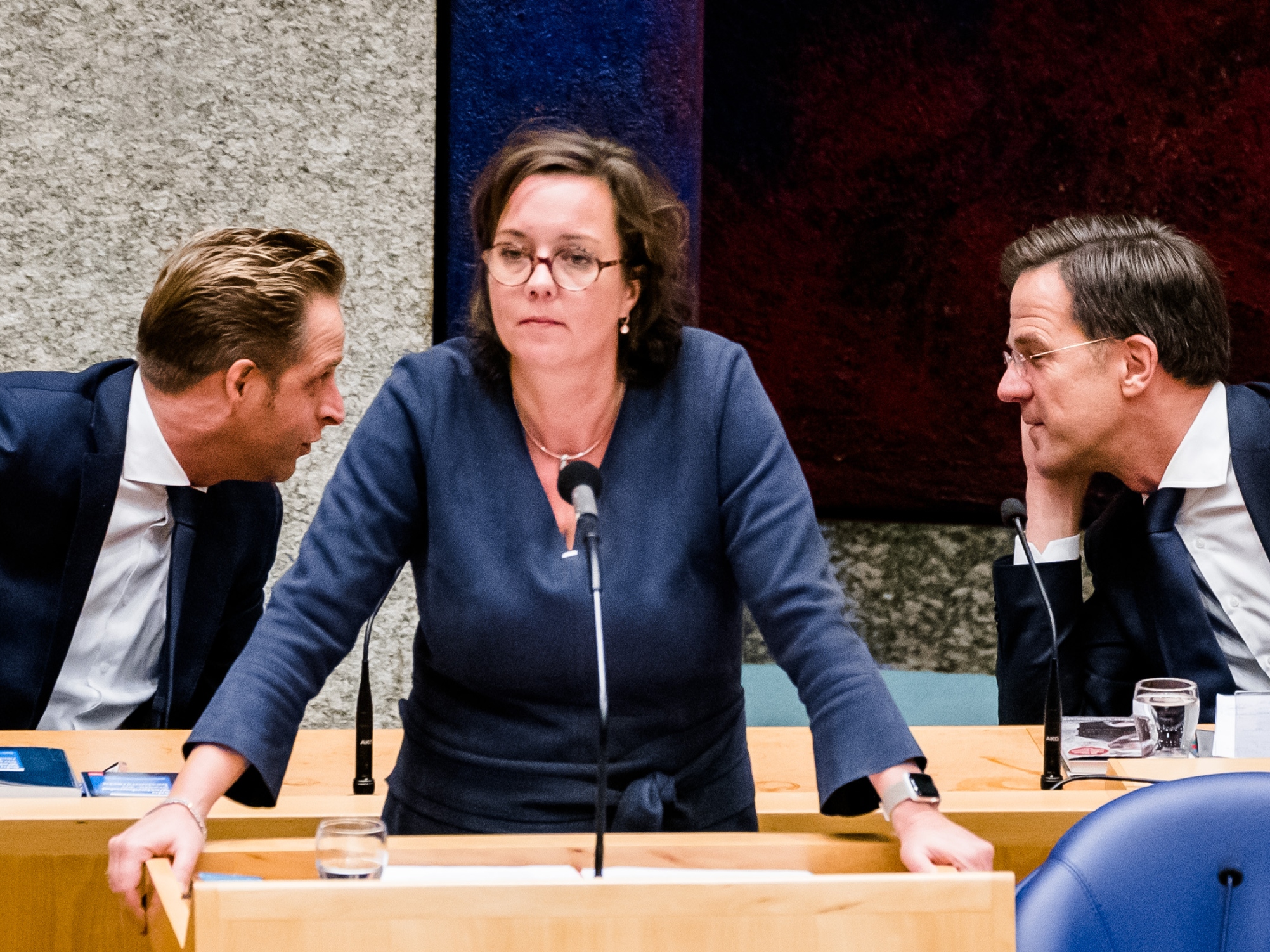 Minister Tamara van Ark voor Medische Zorg (VVD), Premier Mark Rutte en Minister Hugo de Jonge van Volksgezondheid, Welzijn en Sport (CDA) tijdens het plenair debat in de Tweede Kamer over de over de ontwikkelingen rond de corona-uitbraak.