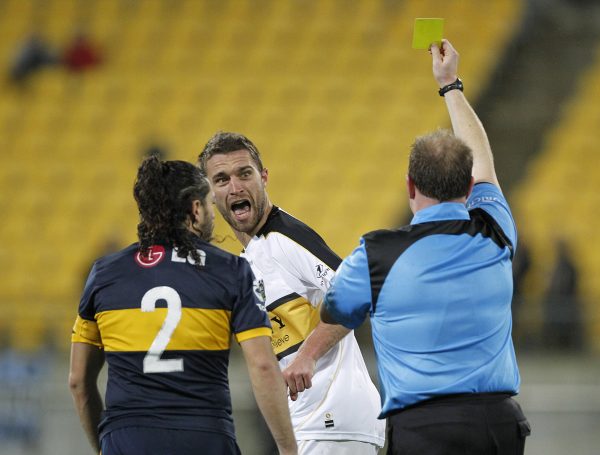Tim Brown krijgt een gele kaart tijdens een vriendschappelijke wedstrijd in 2010 tussen zijn club Wellington Phoenix en Boca Juniors. Foto: REUTERS/Anthony Phelps Tim Brown krijgt een gele kaart tijdens een vriendschappelijke wedstrijd in 2010 tussen zijn club Wellington Phoenix en Boca Juniors. Foto: REUTERS/Anthony Phelps