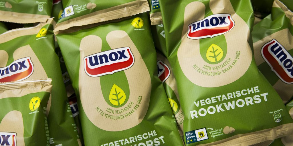 Worstenfabrikant Unox komt met een vegetarische variant van zijn bekende rookworst.