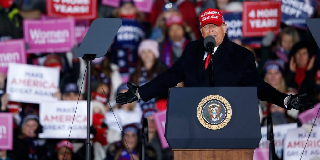 President Donald Trump lijkt afstand te nemen van berichten die beweren dat hij van plan is zichzelf op de verkiezingsavond tot winnaar uit te roepen, als vroeg uitslagen hem een voorsprong geven.