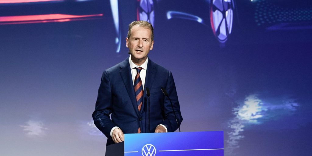 Topman Herbert Diess van Volkswagen houdt een speech in de VW-fabriek in Zwickau.