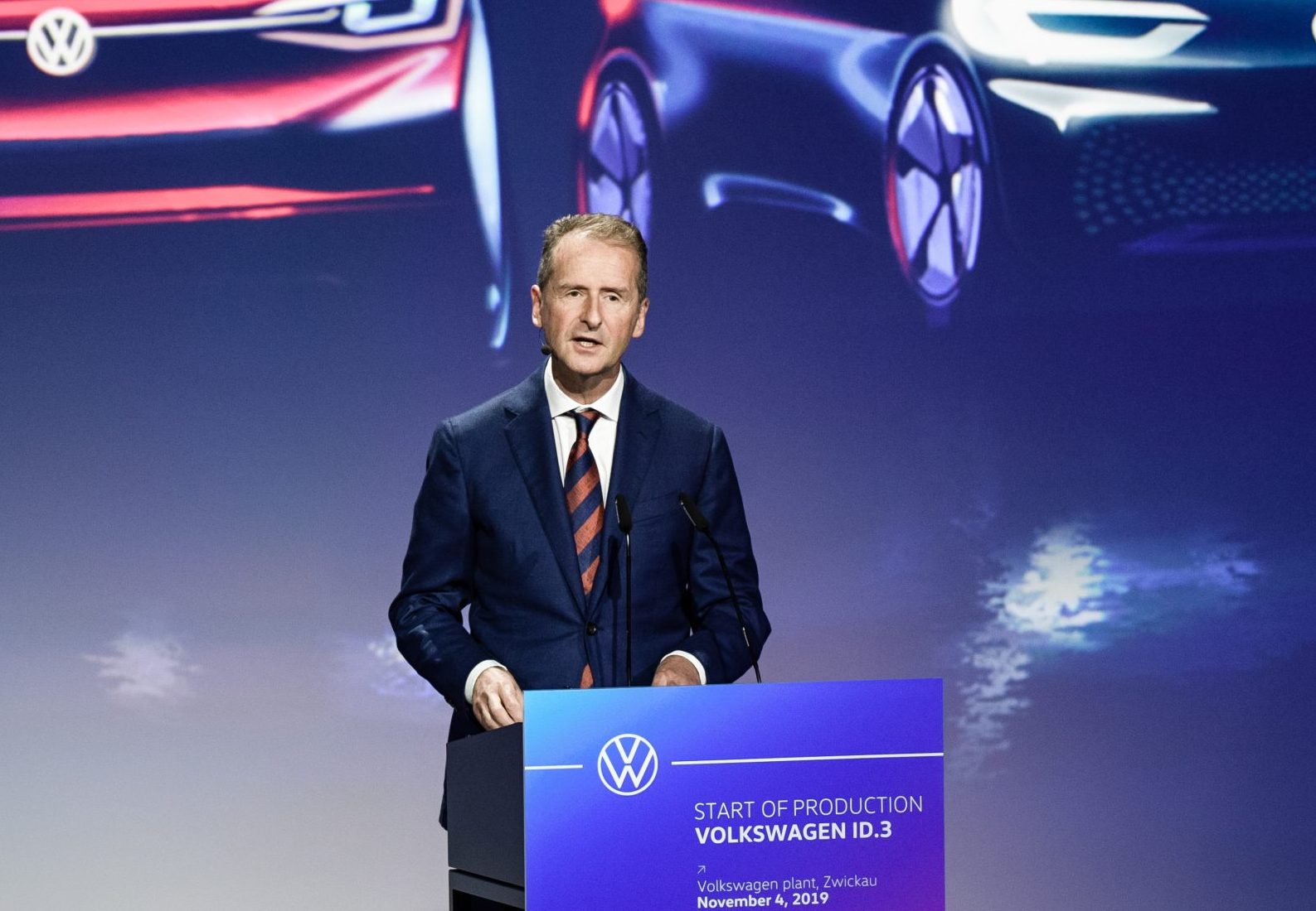 Topman Herbert Diess van Volkswagen houdt een speech in de VW-fabriek in Zwickau.