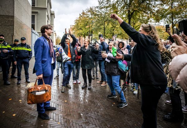 Thierry Baudet spreekt begin oktober demonstranten toe die protesteren tegen de coronawet op het Plein. Foto: ANP/Remko de Waal Thierry Baudet spreekt begin oktober demonstranten toe die protesteren tegen de coronawet op het Plein. Foto: ANP/Remko de Waal
