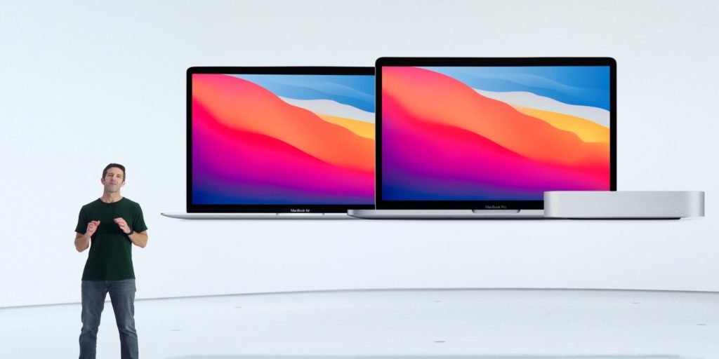 Hardwarebaas John Ternus van Apple tijdens de presentatie van de Mac-computers met M1-chip.