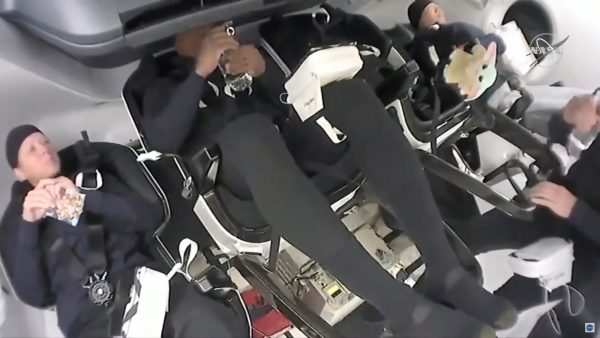 De vier astronauten van de Crew-1 samen met Baby Yoda. Foto: NASA TV De vier astronauten van de Crew-1 samen met Baby Yoda. Foto: NASA TV