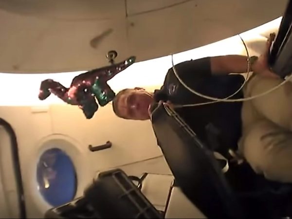 Bob Behnken introduceert dinosaurus 'Tremor' aan boord van de Crew Dragon in mei 2020. Foto: NASA TV Bob Behnken introduceert dinosaurus 'Tremor' aan boord van de Crew Dragon in mei 2020. Foto: NASA TV