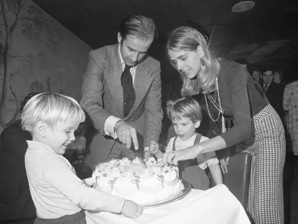 Joe Biden en zijn eerste vrouw Neilia snijden taart voor Bidens 30ste verjaardag. Bron: Getty Images 