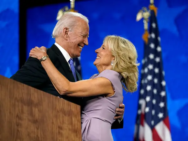 De Democratische presidentskandidaat Joe Biden met zijn tweede vrouw Jill Biden. Bron: Andrew Harnik/AP 