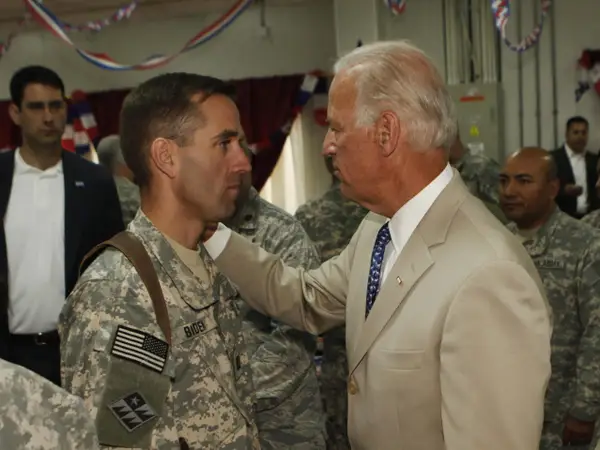 Joe Biden spreekt met zijn zoon, kapitein van de Delaware Army National Beau Biden, in Baghdad in 2009. Bron: Khalid Mohammed AFP