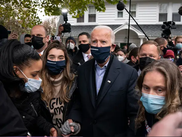 Joe Biden en zijn kleindochter Natalie Biden bezoeken de buren van het huis waar Joe opgroeide in Scranton, Pennsylvania. Bron: Drew Angerer/Getty Images 