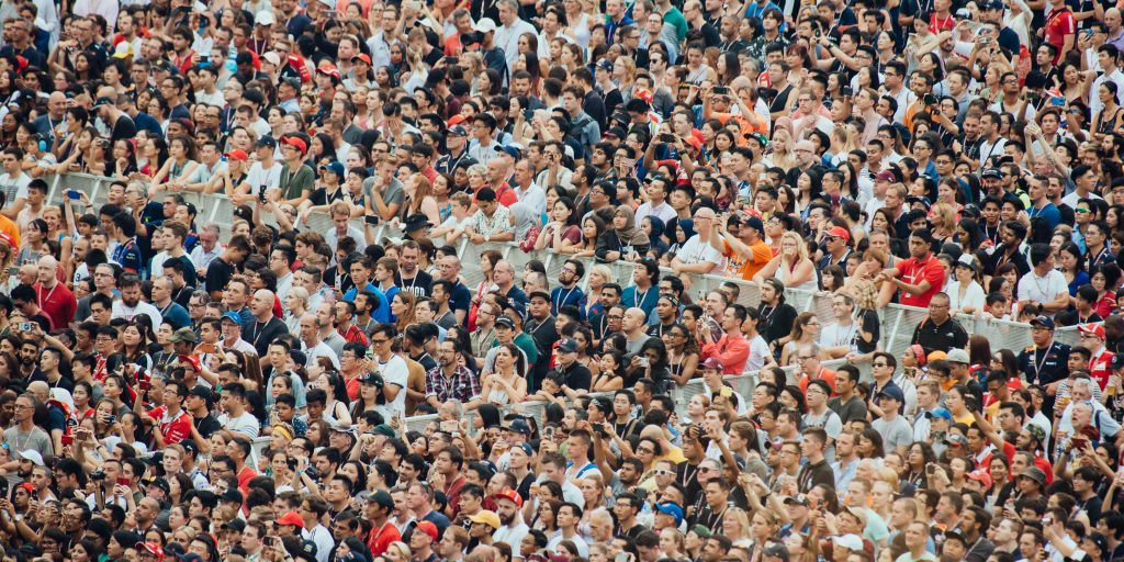 Crowdfunding is een moderne en onafhankelijke manier om een onderneming te financieren met behulp van een grote groep financiers.