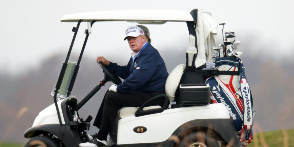Donald Trump in een golfkarretje