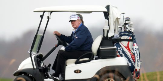 Donald Trump in een golfkarretje