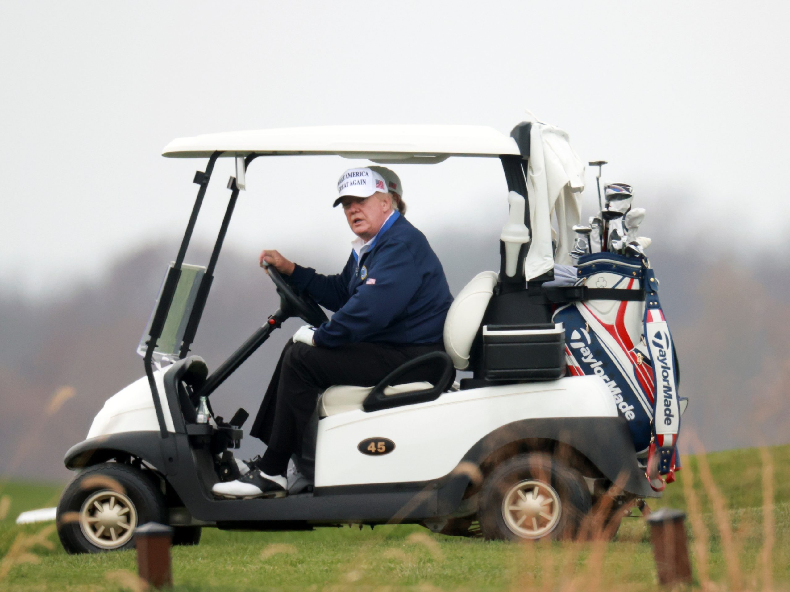 Donald Trump in een golfkarretje