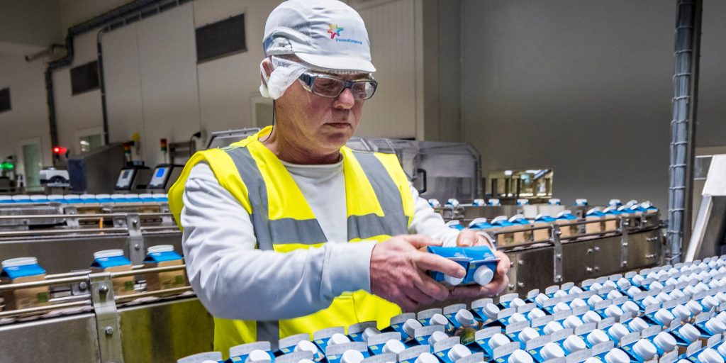 Productielijn in een vestiging van zuivelconcern FrieslandCampina.