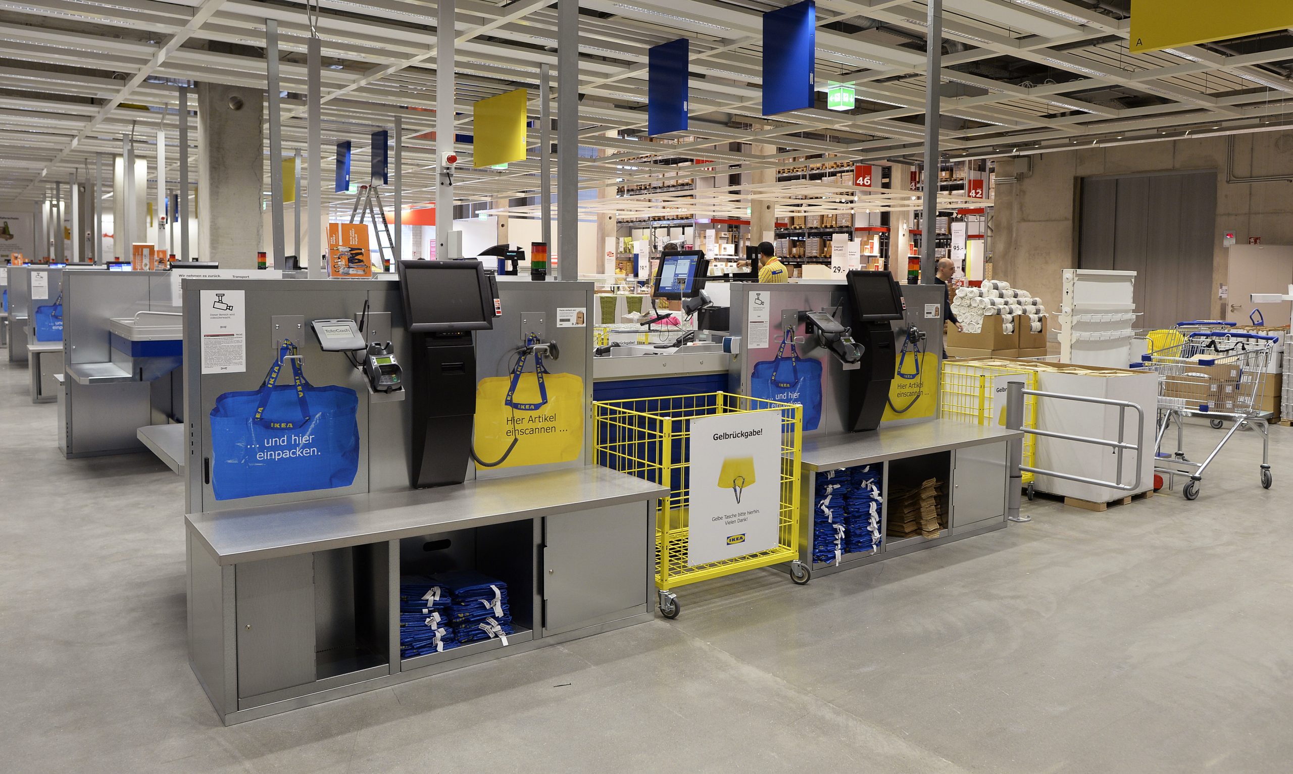 Zeldscankassa's bij een IKEA-vestiging in Hamburg. Foto: REUTERS/Fabian Bimmer