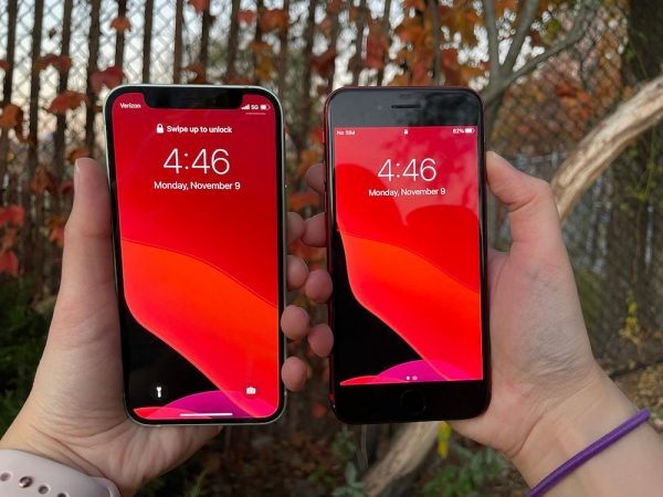 The iPhone 12 Mini (left) and iPhone SE (right). Source: Business Insider/Lisa Eadicicco The iPhone 12 Mini (left) and iPhone SE (right). Source: Business Insider/Lisa Eadicicco