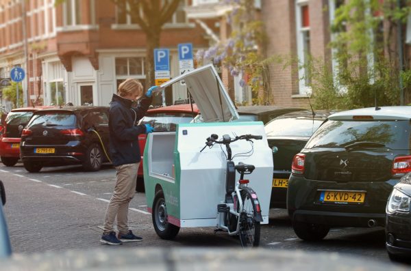 Een Budbee-bakfiets in Amsterdam. De fietsen worden ook ingezet in Eindhoven en Groningen. Foto: Budbee Een Budbee-bakfiets in Amsterdam. De fietsen worden ook ingezet in Eindhoven en Groningen. Foto: Budbee