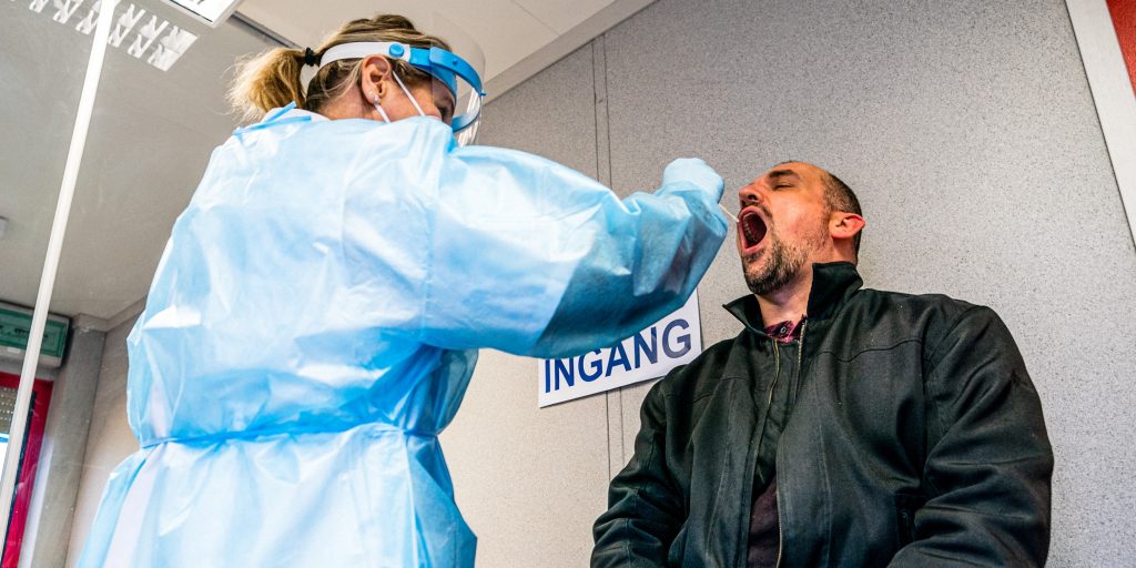 Een coronatest wordt afgenomen in een Van der Valk Hotel.