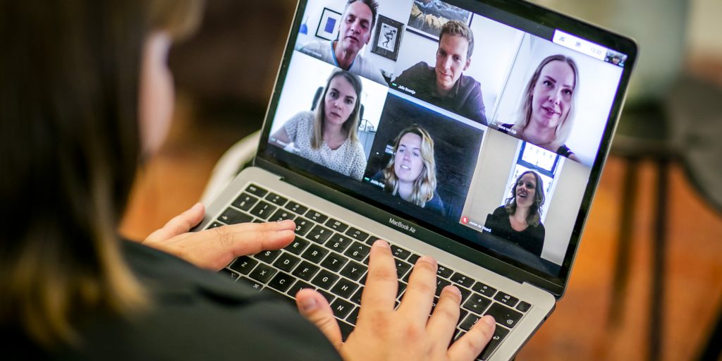 Een werknemer tijdens een videogesprek