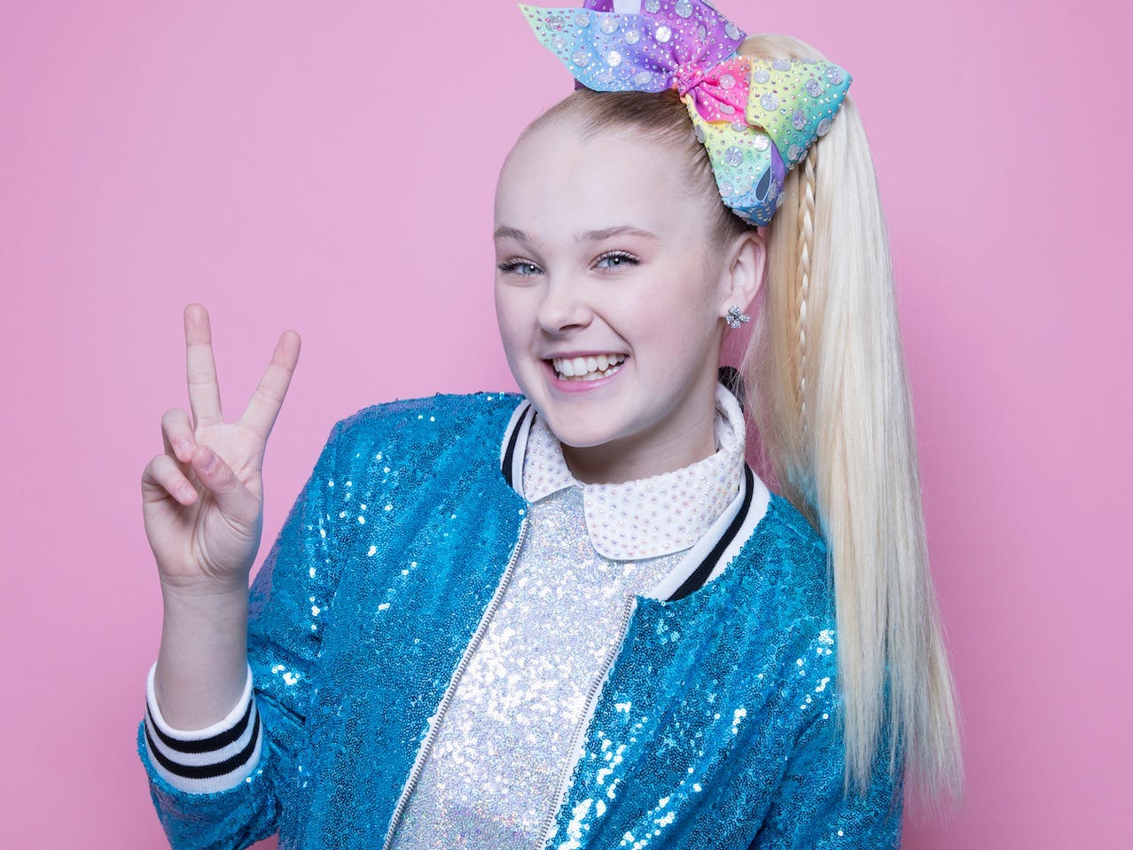 People scrutinizing JoJo Siwa's appearance are hurting young women in the  spotlight - and setting a terrible example for their younger fans
