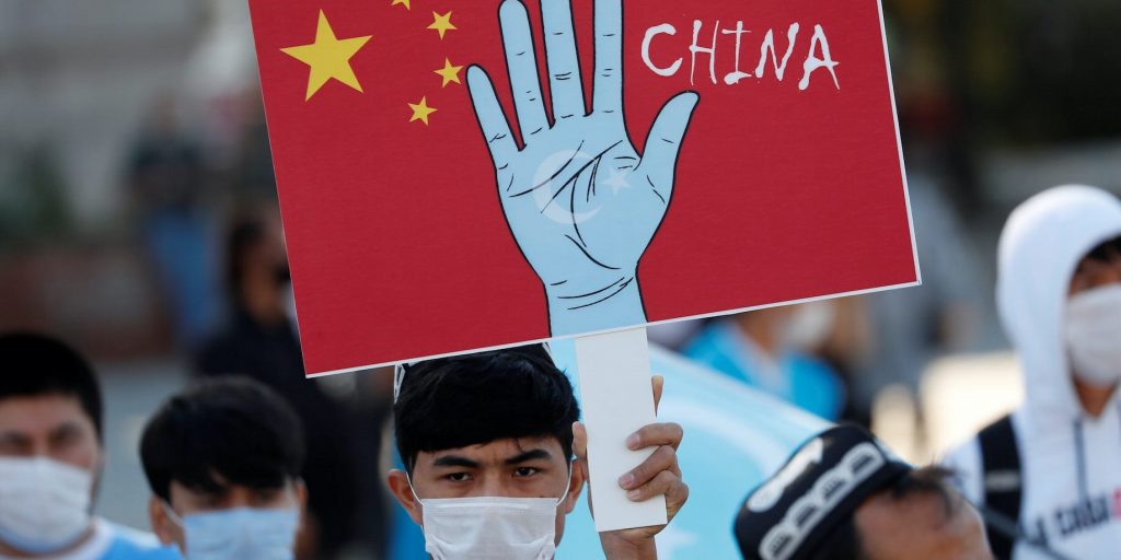 Het Chinese telecombedrijf Huawei heeft software getest die met behulp van kunstmatige intelligentie Oeigoeren kan herkennen