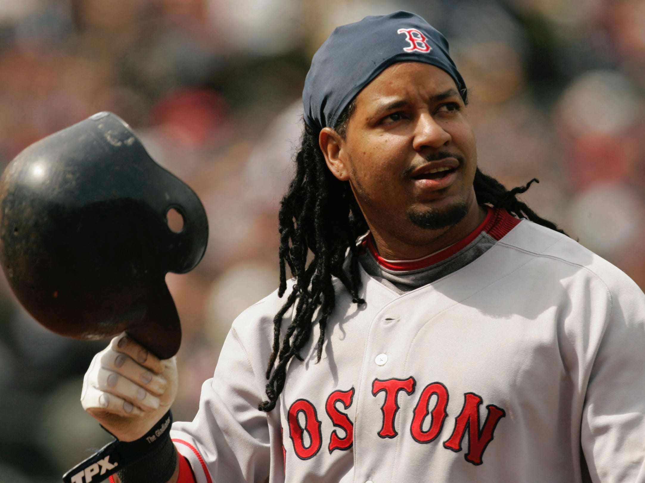 Manny stays hot, lifts Red Sox