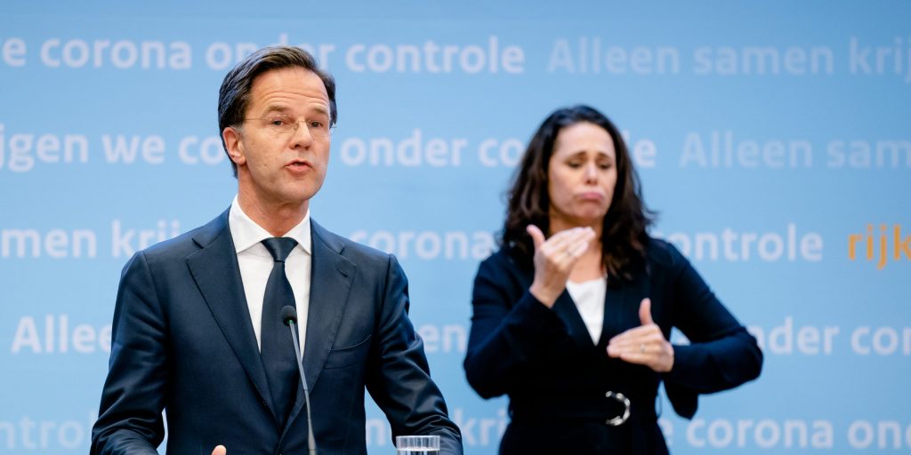 Premier Mark Rutte met de populaire gebarentolk Irma Sluis.