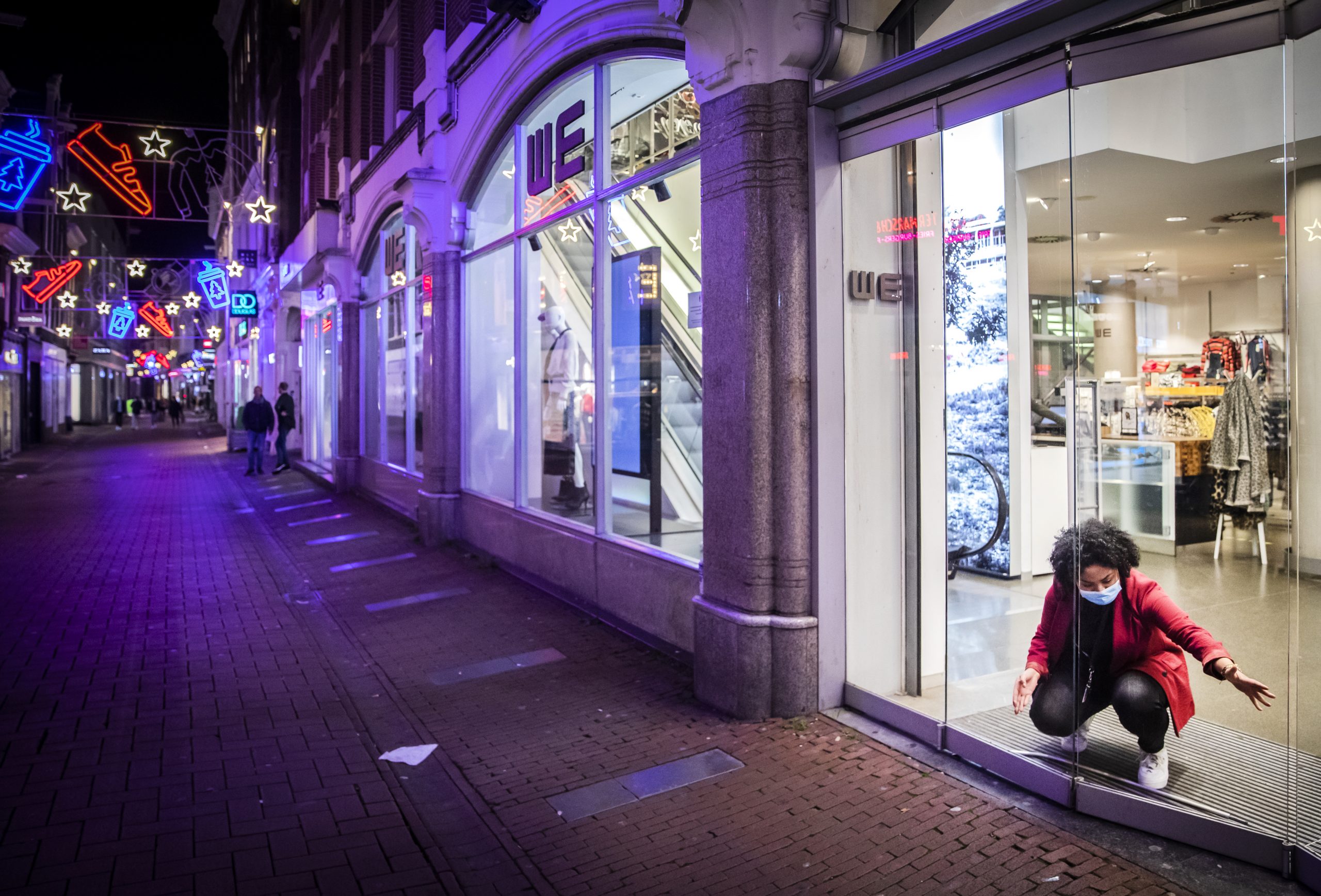 Een kledingwinkel in de Amsterdamse Kalverstraat sluit de deuren. Foto: ANP/Remko de Waal