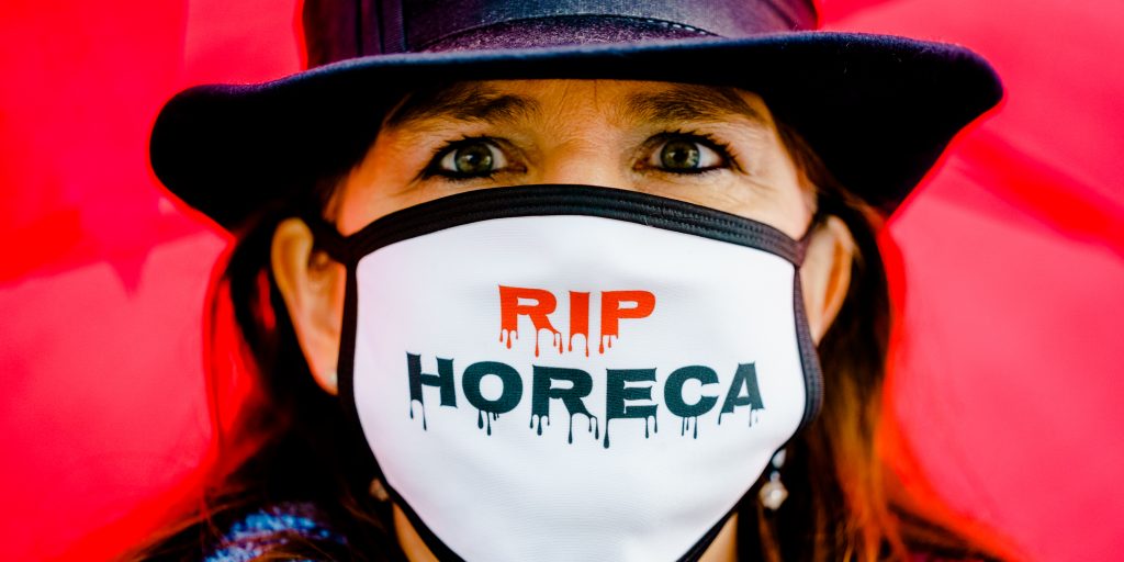 Demonstrant in Den Haag bij een actie van horecaorganisaties die waarschuwen dat veel ondernemers op omvallen staan.