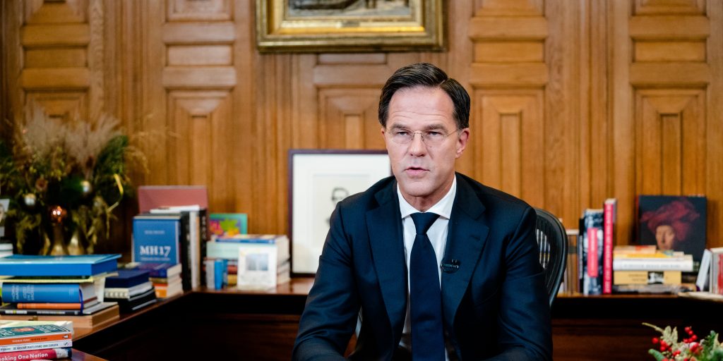 Rutte spreekt volk toe vanuit Torentje