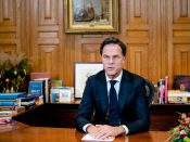 Rutte spreekt volk toe vanuit Torentje