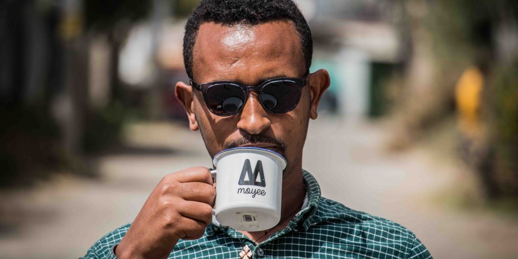 Moyee Coffee – het bedrijf dat ‘koffie door de brievenbus´ lanceerde in ons land – is nu ook verkrijgbaar in de supermarkt.