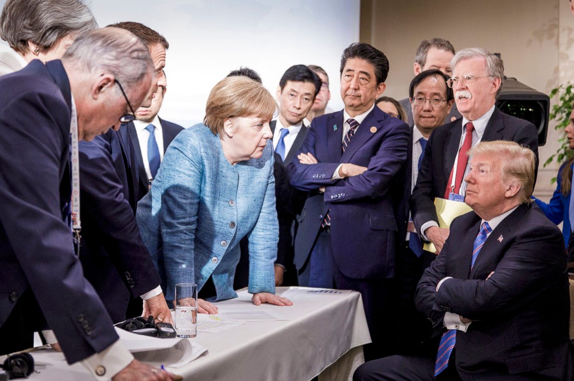 De Duitse bondskanselier Angela Merkel spreekt Donald Trump toe tijdens een G7-top in Canada in 2018. Foto: Jesco Denzel via AP