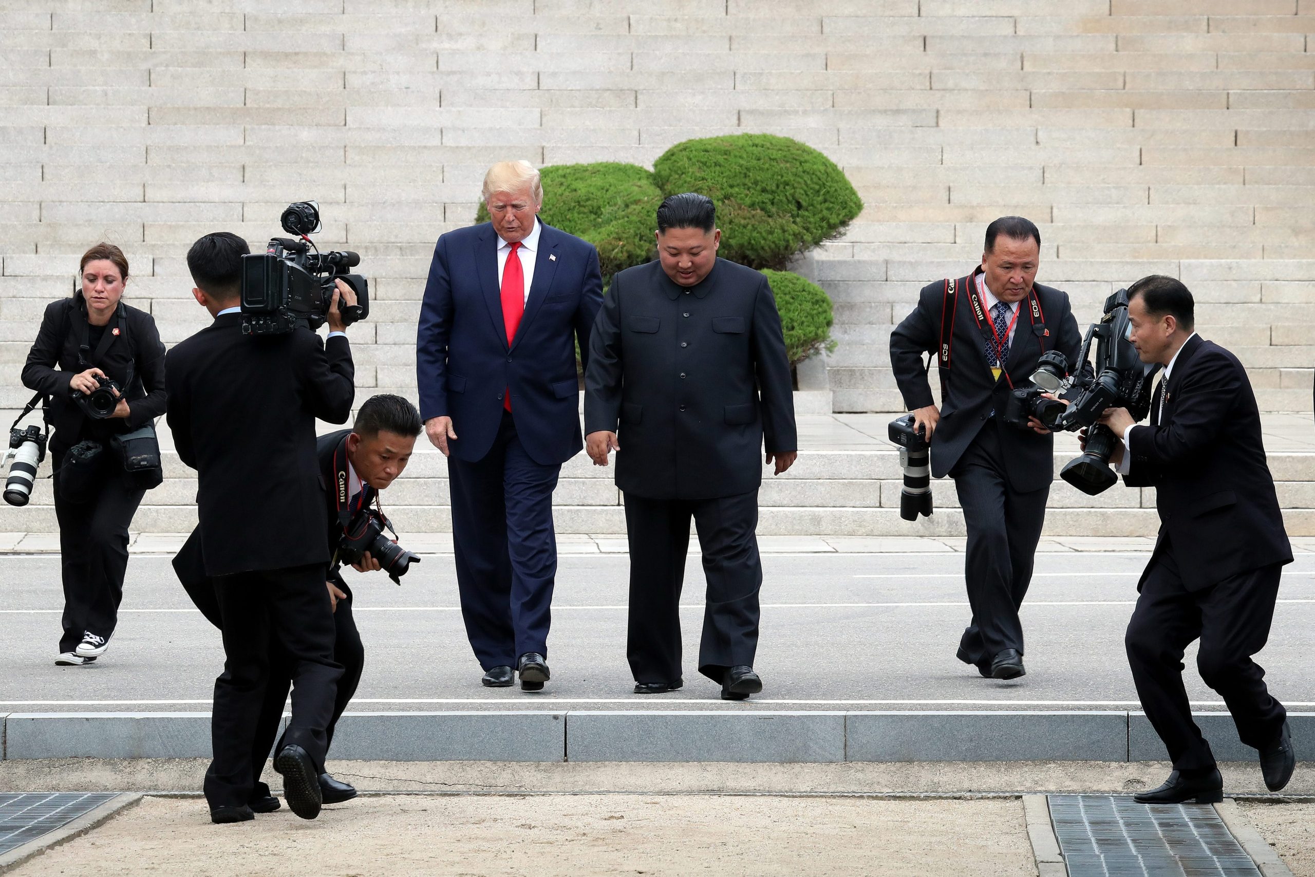 De Noord-Koreaanse leider Kim Jong-un en Donald Trump zetten voet in de gedemilitariseerde zone tussen Noord- en Zuid-Korea op 30 juni 2019. Foto: Dong-A Ilbo/Getty Images