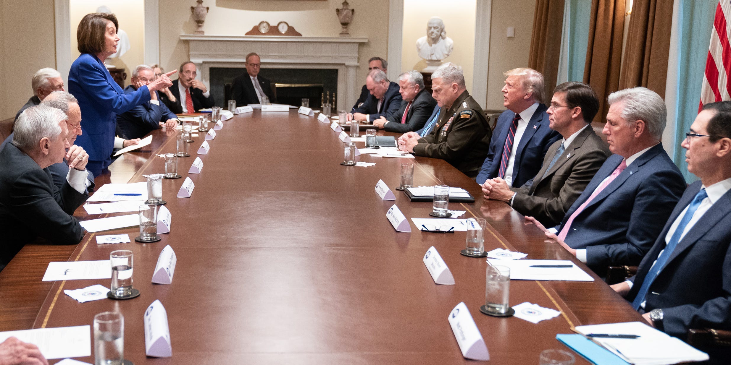 President Donald Trump in een vergadering met voorzitter van het Huis van Afgevaardigden Nancy Pelosi en Congresleiders in het Witte Huis, 16 oktober 2019. Foto: Shealah Craighead/The White House