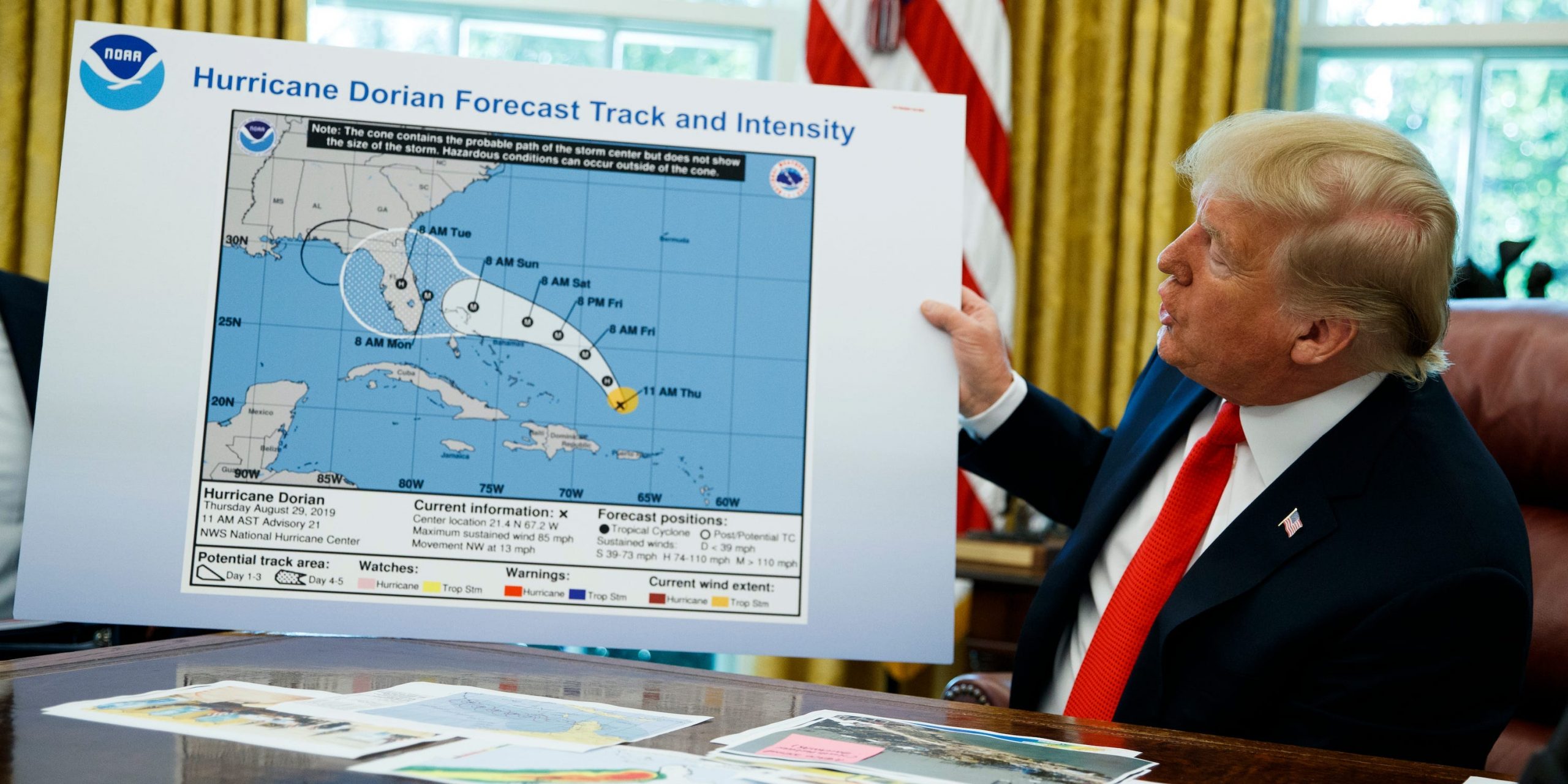 President Donald Trump laat een kaart zien in de Oval Office over het pad van orkaan Dorian, 4 september 2019. Foto: Evan Vucci/AP
