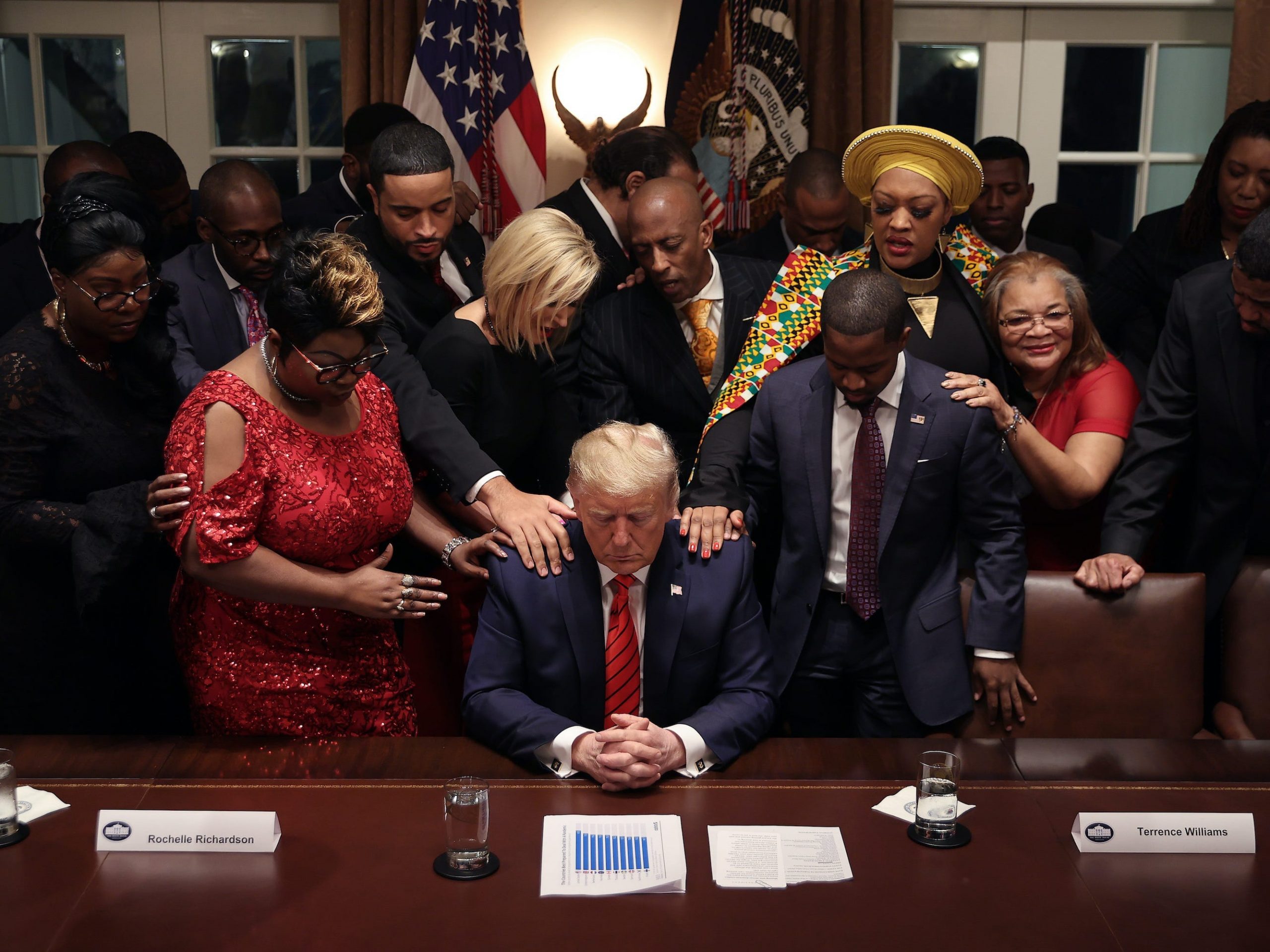 Afro-Amerikaanse aanhangers bidden voor president Donald Trump in het Witte Huis, 27 februari 2020. Foto: Chip Somodevilla/Getty Images