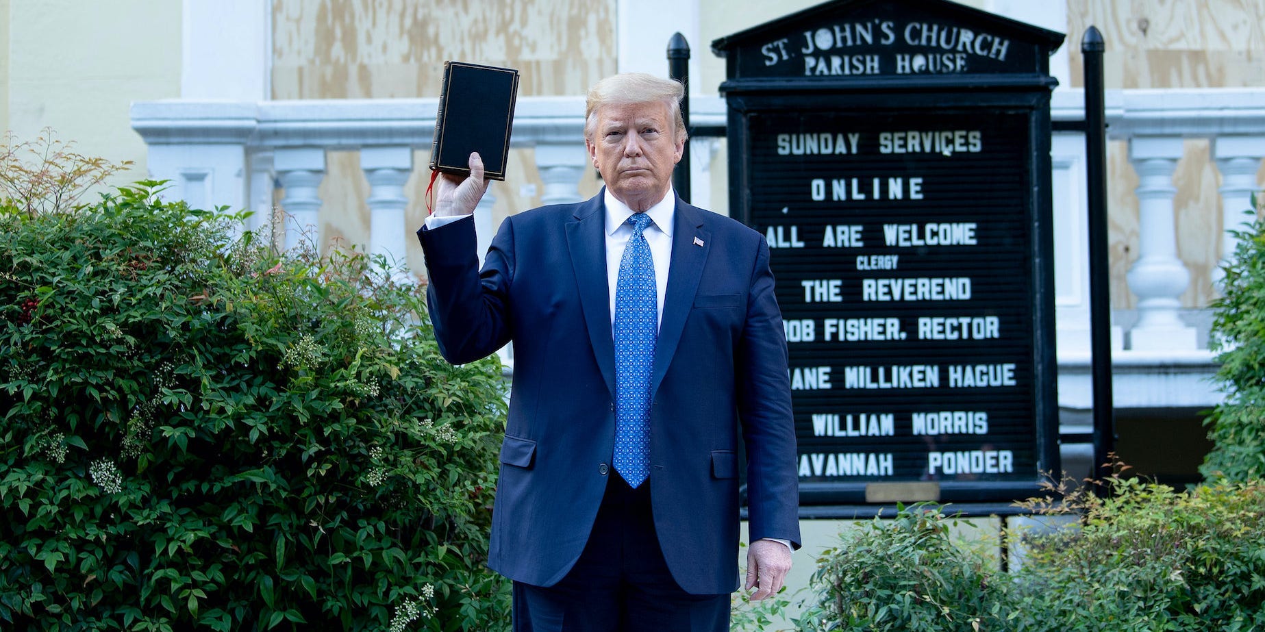 President Donald Trump houdt een bijbel vast bij een bliksembezoek aan de gesloten St. John's Church in Washington D.C. Voor de fotoshoot werd de straat vol demonstranten met geweld ontruimd. Foto: Brendan Smialowski/AFP via Getty Images