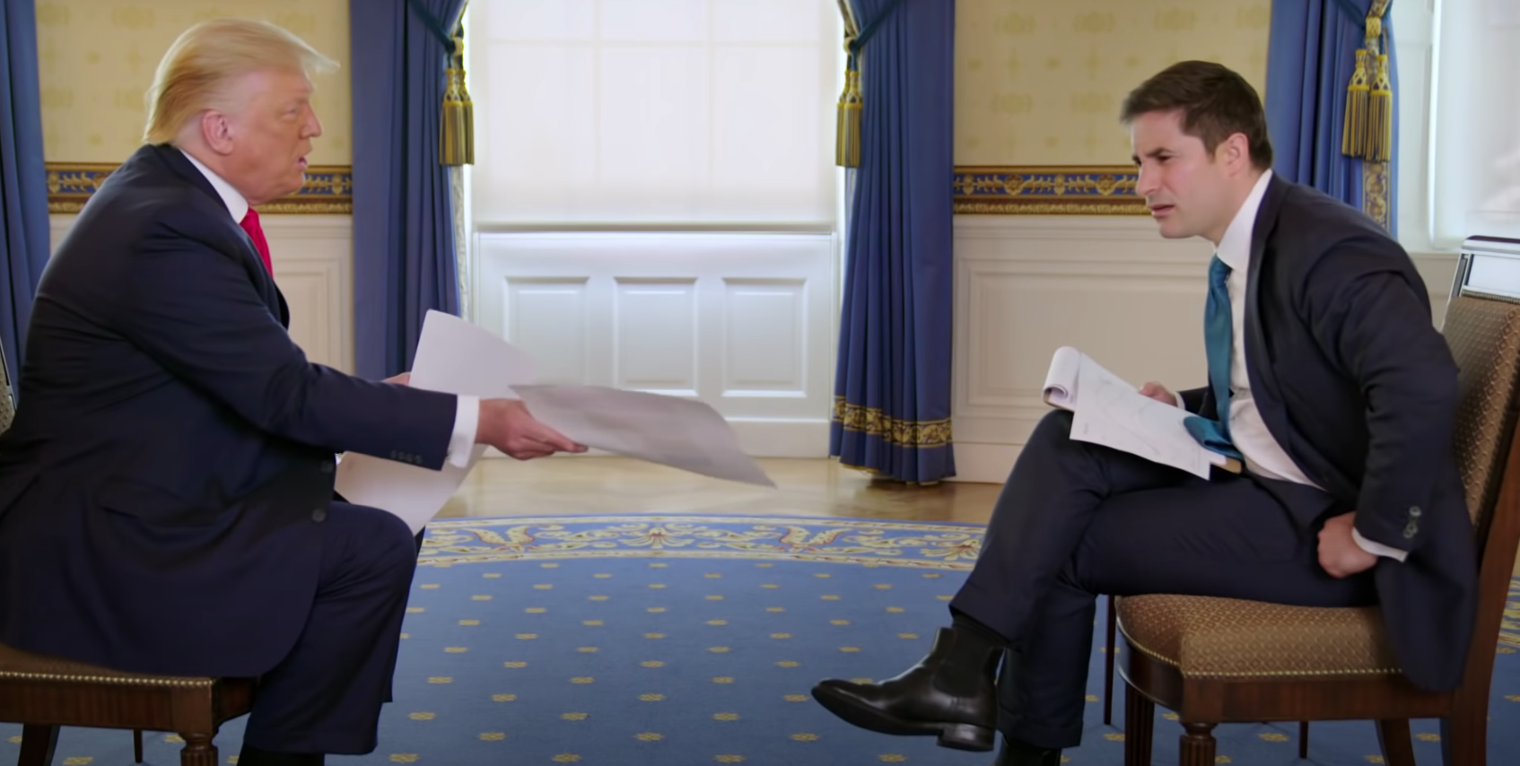 President Donald Trump laat grafieken met coronacijfers zien aan Axios-journalist Jonathan Swan tijdens een veelbesproken interview op 3 augustus 2020. Foto: Axios/HBO