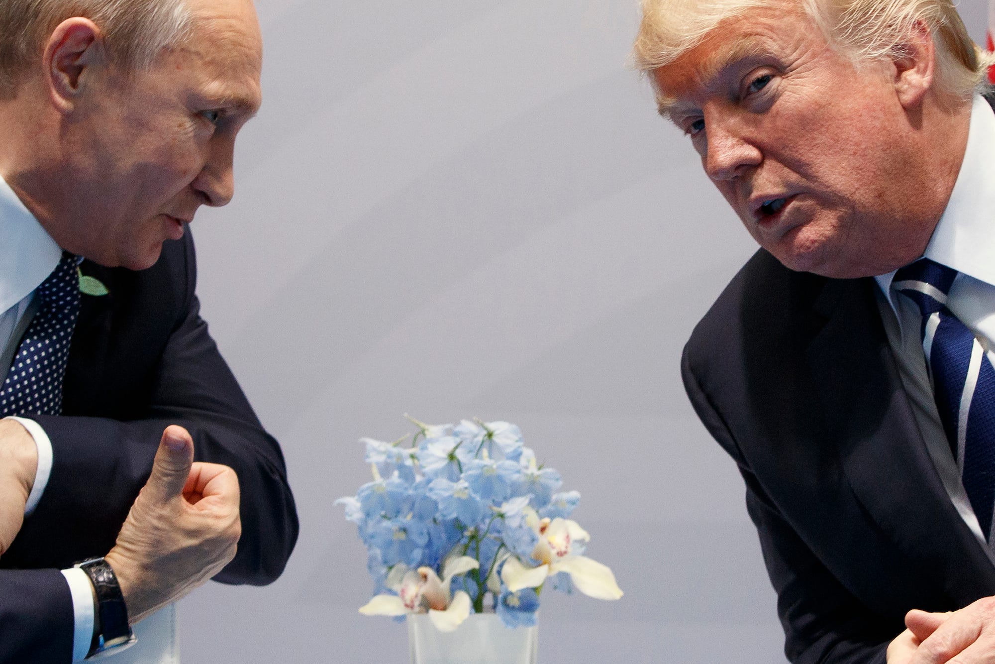 President Donald Trump ontmoet de Russische president Vladimir Poetin voor het eerst tijdens de G20-top in het Duitse Hamburg. 7 juli 2017. Foto: Evan Vucci/AP 