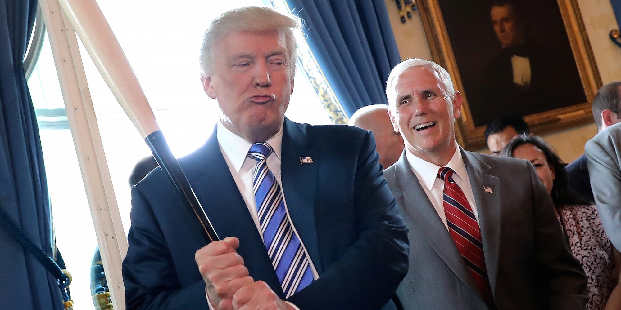 President Donald Trump houdt een honkbalknuppel vast tijdens de 'Made in America'-productpresentatie in het Witte Huis. 17 juli 2017. Foto: Reuters/Carlos Barria 